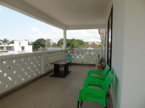 Spacious Top Floor 1 bedroom apartment, Labone